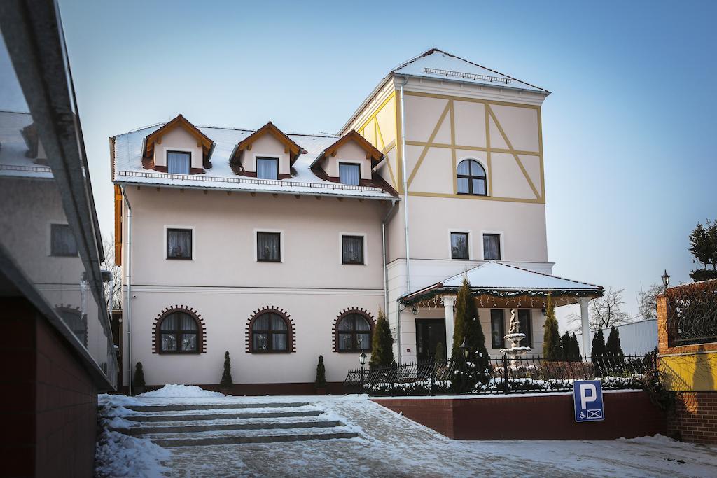 Hotel Madelaine Львувек-Слёнски Экстерьер фото